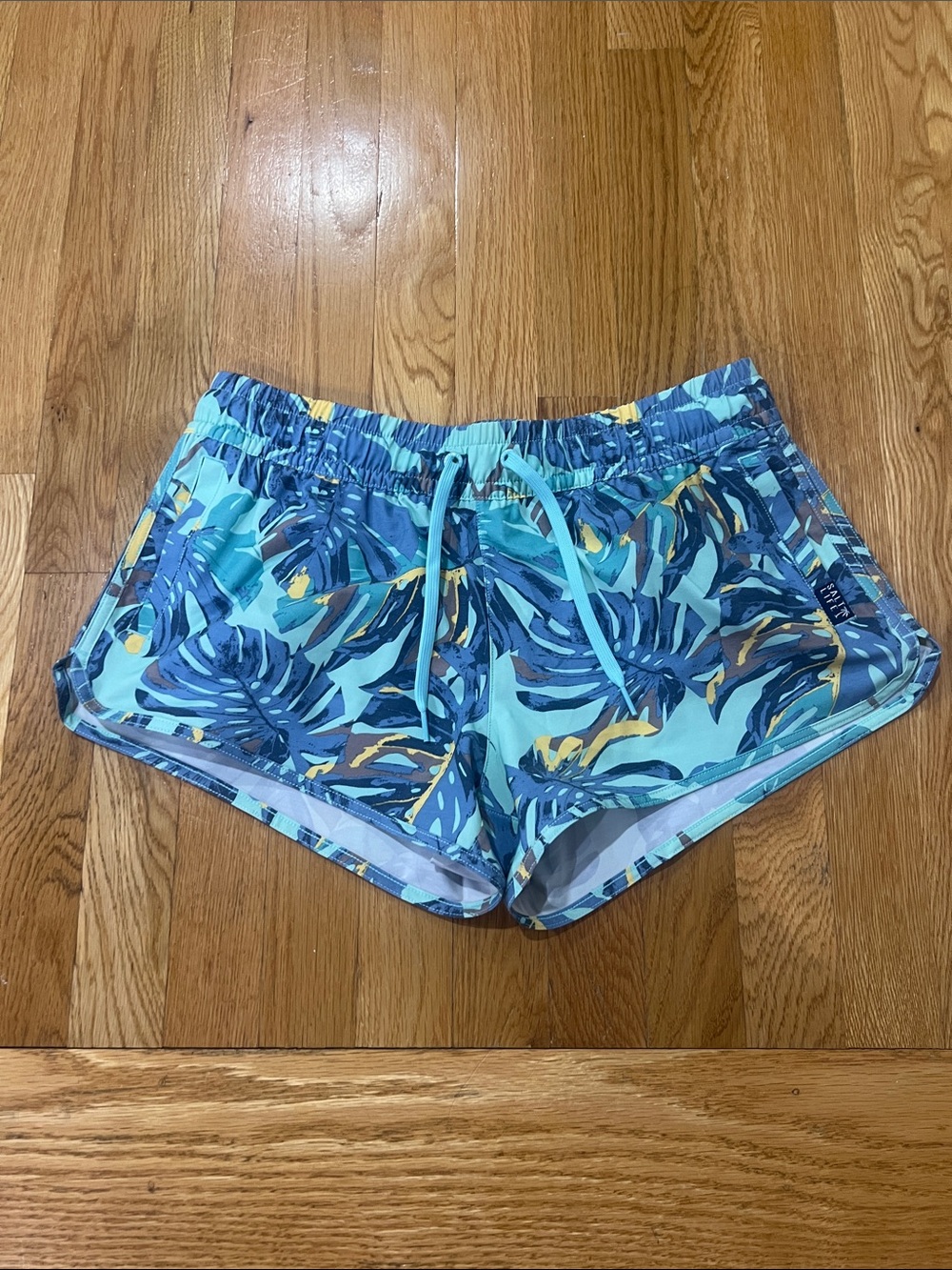 Salt Life Aqua Tropical Leaf Athletic Shorts